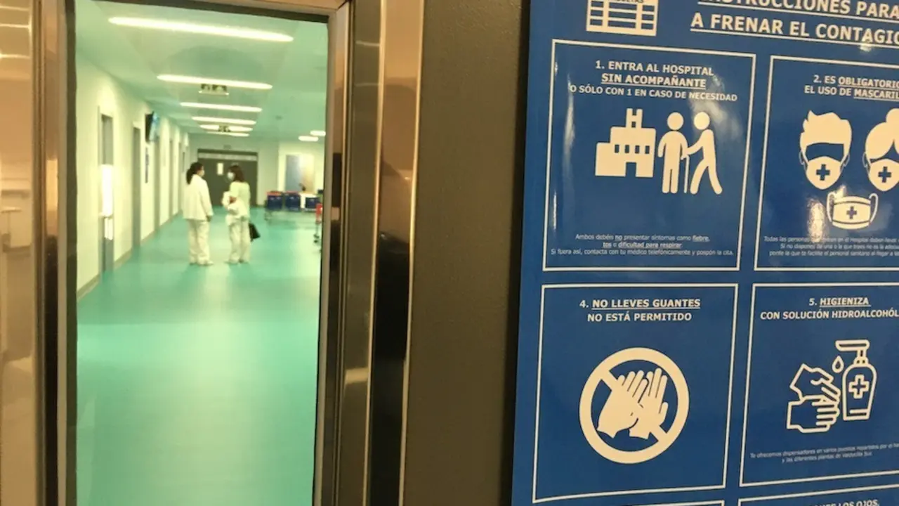 Dos sanitario en un pasillo del Hospital Marqu&eacute;s de Valdecilla. / S.D.