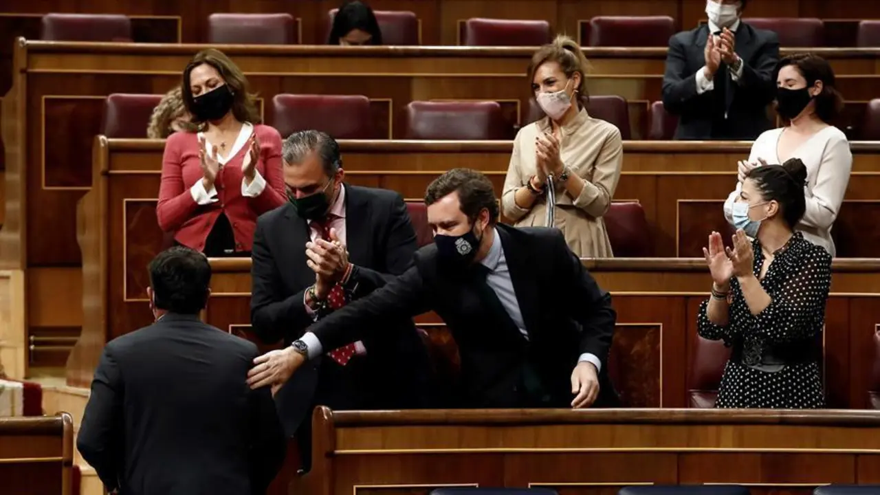 El diputado de Vox, Joaqu&iacute;n Robles L&oacute;pez (i) es felicitado por sus compa&ntilde;eros de partido, Javier Ortega Smith (3d), Iv&aacute;n Espinosa de los Monteros (2d) y Macarena Olona (d) durante su intervenci&oacute;n en el Congreso que este jueves debate los puntos m&aacute;s pol&eacute;micos sobre la ley de educaci&oacute;n, como los relativos al castellano o a la educaci&oacute;n especial y los centros concertados, el &uacute;ltimo tr&aacute;mite de la reforma educativa del Gobierno antes de su paso por el Senado. EFE/ Mariscal