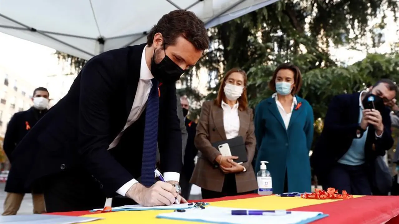El l&iacute;der del PP, Pablo Casado, se ha acercado a una mesa instalada en las inmediaciones del Congreso para firmar contra la reforma de la ley de Educaci&oacute;n, varios de cuyos puntos se debaten este jueves en el pleno de la C&aacute;mara Baja. EFE/Mariscal