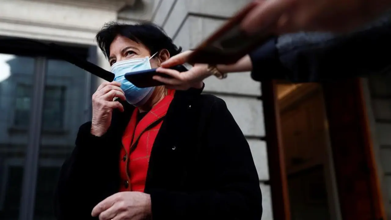 La ministra de Educaci&oacute;n, Isabel Cela&aacute; hace declaraciones a los medios tras el debate en el Congreso este jueves de los puntos m&aacute;s pol&eacute;micos sobre la ley de educaci&oacute;n. EFE/ Mariscal