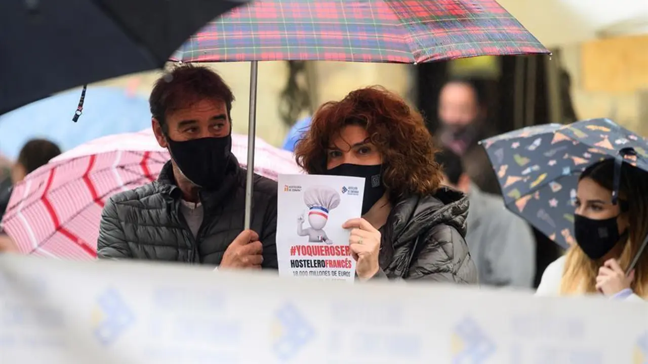 os hosteleros c&aacute;ntabros se han movilizado este jueves para protestar en once municipios distintos, para cumplir las restricciones de movilidad entre ellos, pidiendo medidas que favorezcan su actividad y exigiendo que se les inyecte 30 millones de euros en ayudas que sean s&oacute;lo para ellos. En la imagen, momento de la concentraci&oacute;n en Santillana del Mar. EFE/Pedro Puente Hoyos