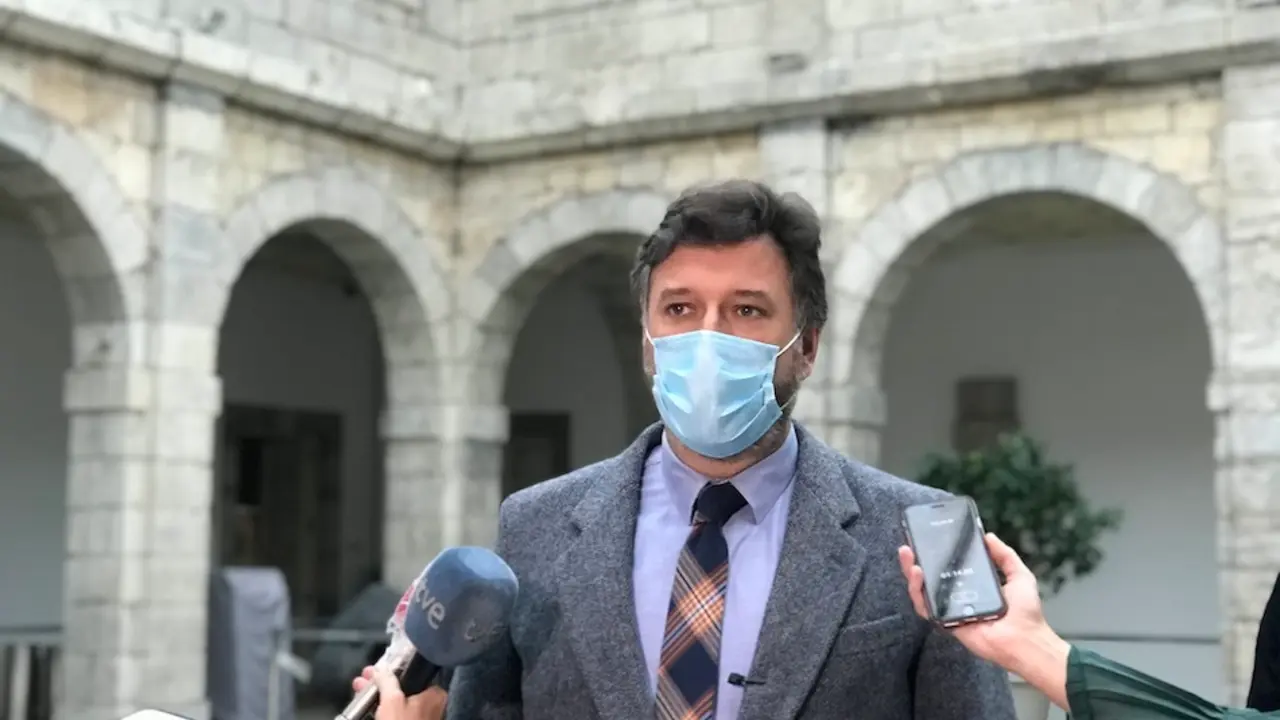 El portavoz parlamentario del grupo Mixto (Vox), Crist&oacute;bal Palacio en el patio del Parlamento de Cantabria atendiendo a los medios. / ALERTA