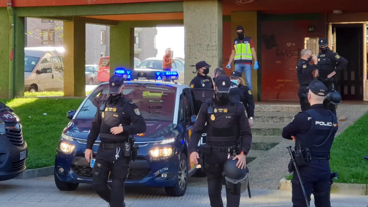 Agentes de la Polic&iacute;a Nacional en la intervenci&oacute;n. / ALERTA