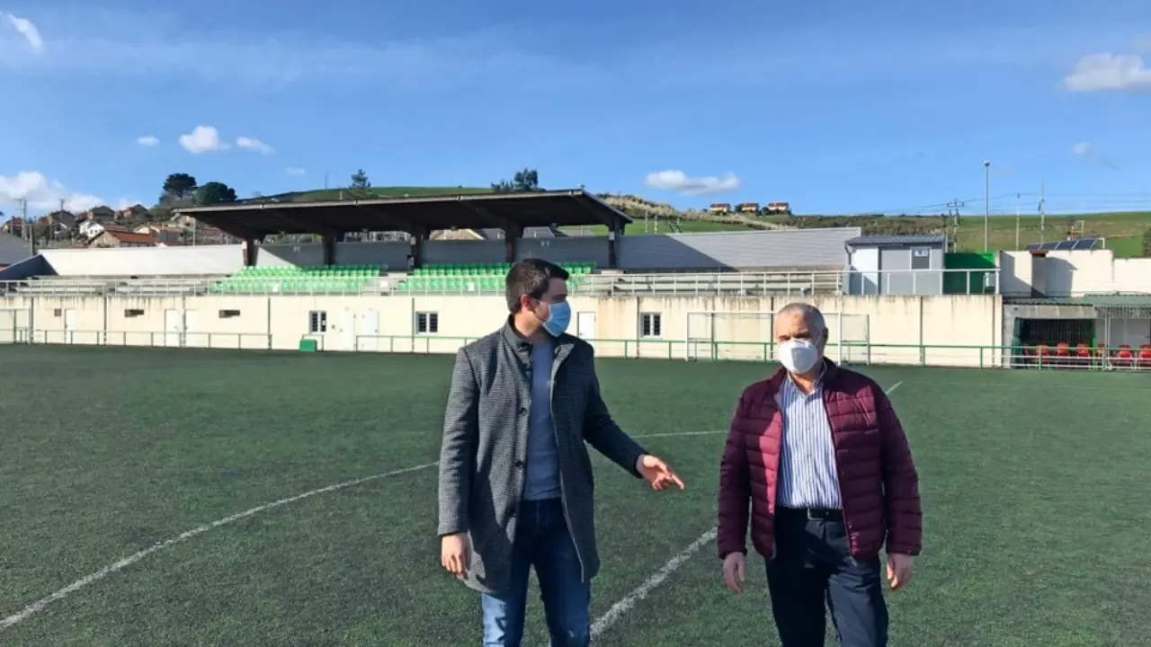 El concejal de Deportes de El Astillero y el presidente de La Cultural de Guarnizo en los campos de El Pilar. / alerta