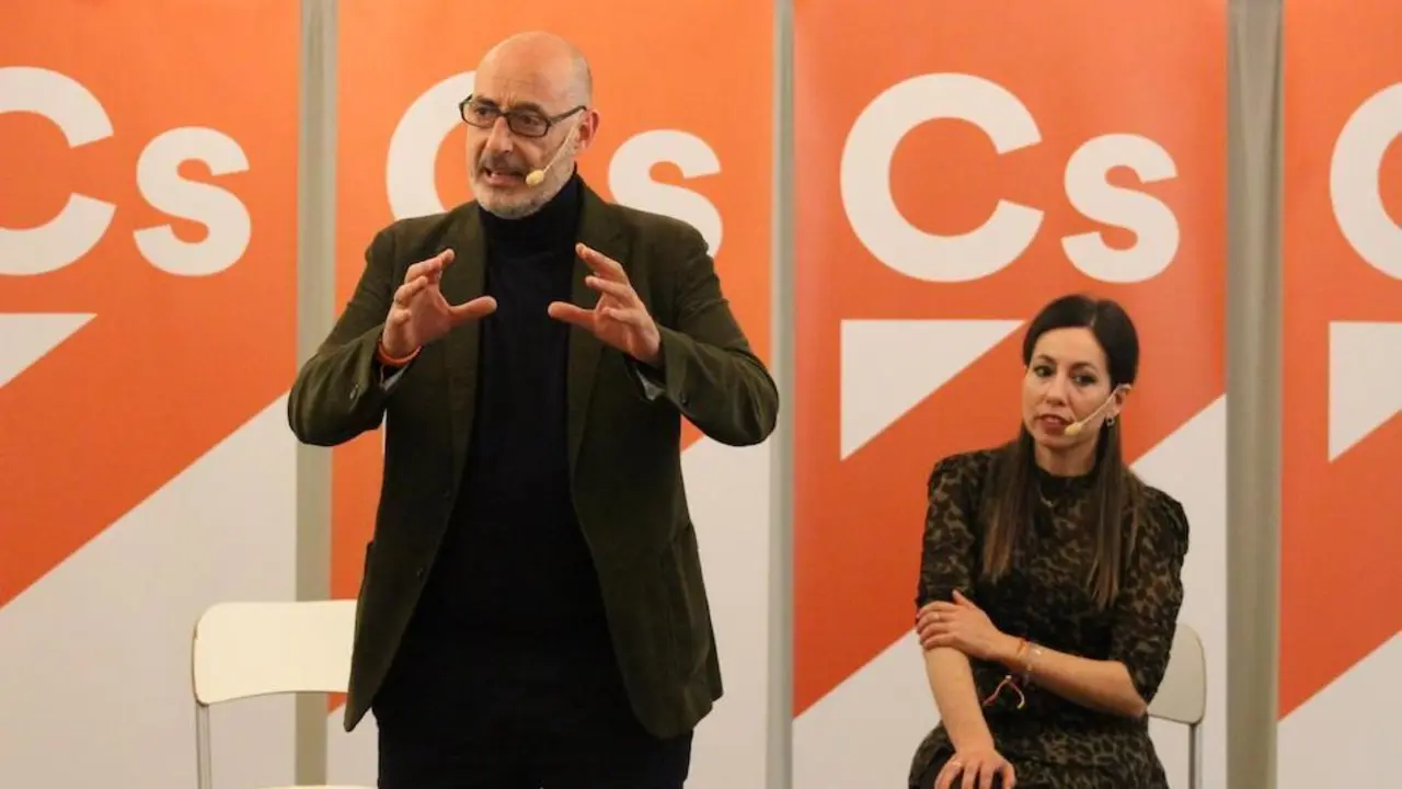 El portavoz de Cs, F&eacute;lix &Aacute;lvarez y la concejal de Suances Ruth P&eacute;rez. / ALERTA
