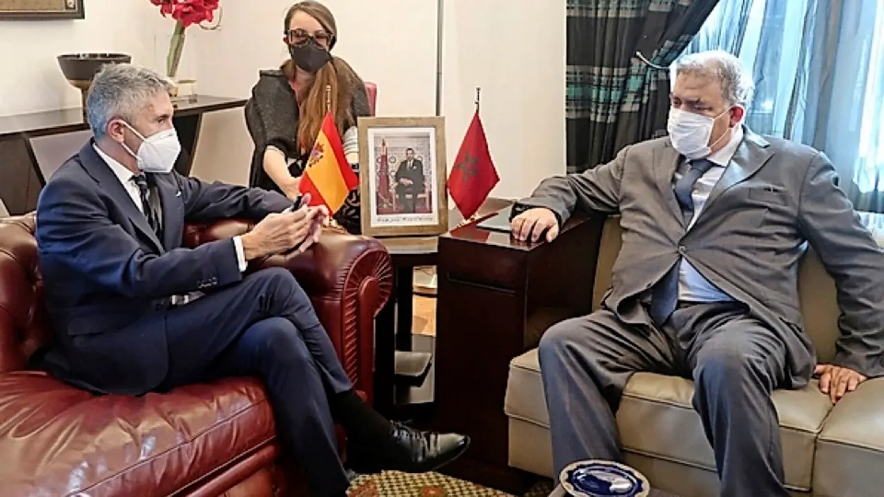 Fernando Grande-Marlaska, durante la reuni&oacute;n que ha mantenido en Rabat con su hom&oacute;logo marroqu&iacute;, Abdelouafi Laftit. / EFE / Javier Otazu