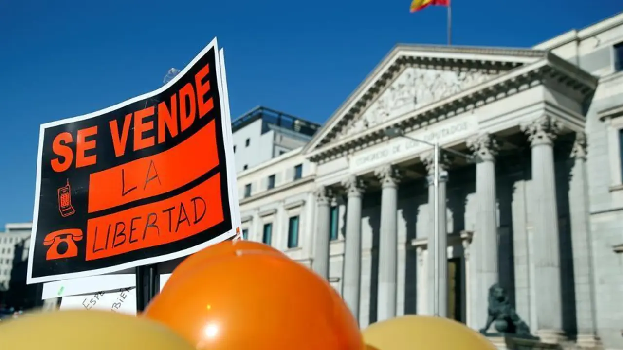 Miembros de la plataforma M&aacute;s plurales se manifiesta este jueves en frente del Congreso de los Diputados en Madrid por la nueva ley de educaci&oacute;n Ley Org&aacute;nica de Modificaci&oacute;n de la LOE (LOMLOE), tambi&eacute;n conocida como ley Cela&aacute;. EFE/Mariscal