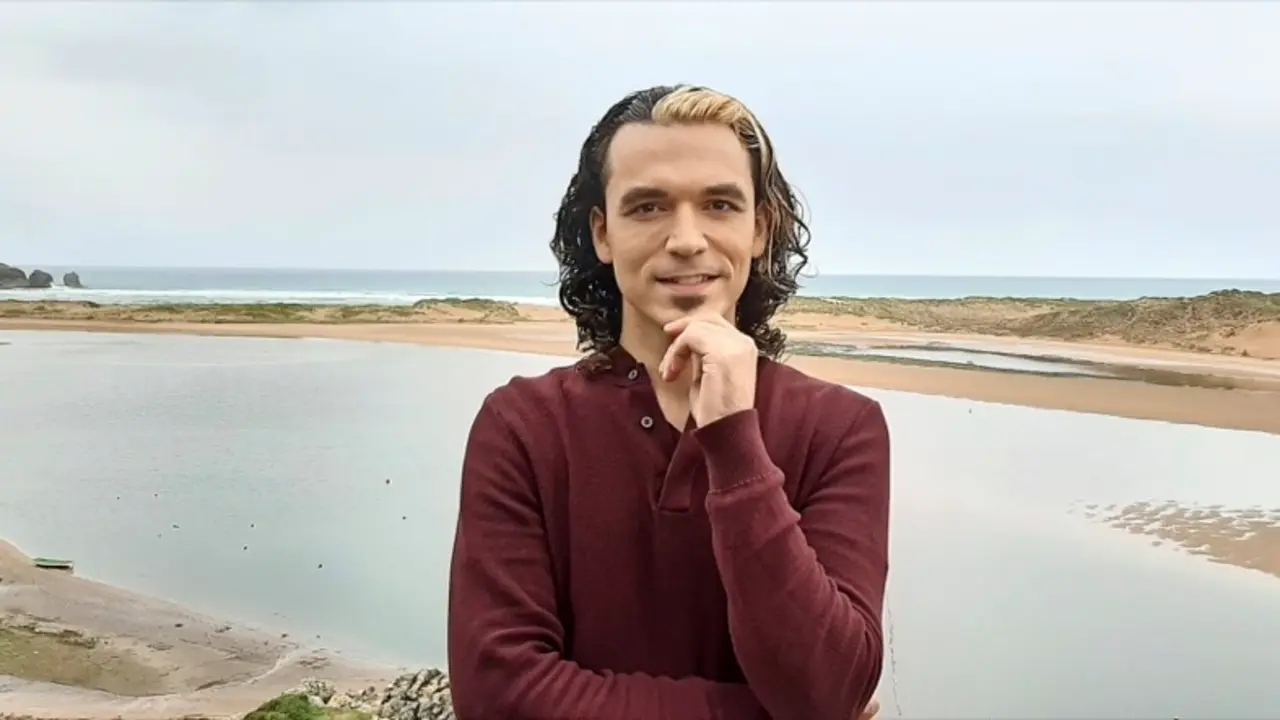 El mago c&aacute;ntabro Daniel Ka durante su entrevista con el diario ALERTA en la playa Usil en Mogro. / S. D.