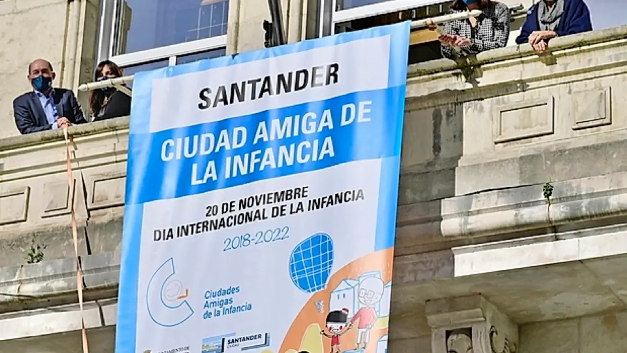 Cartel desplegado en el balc&oacute;n del Ayuntamiento. / alerta