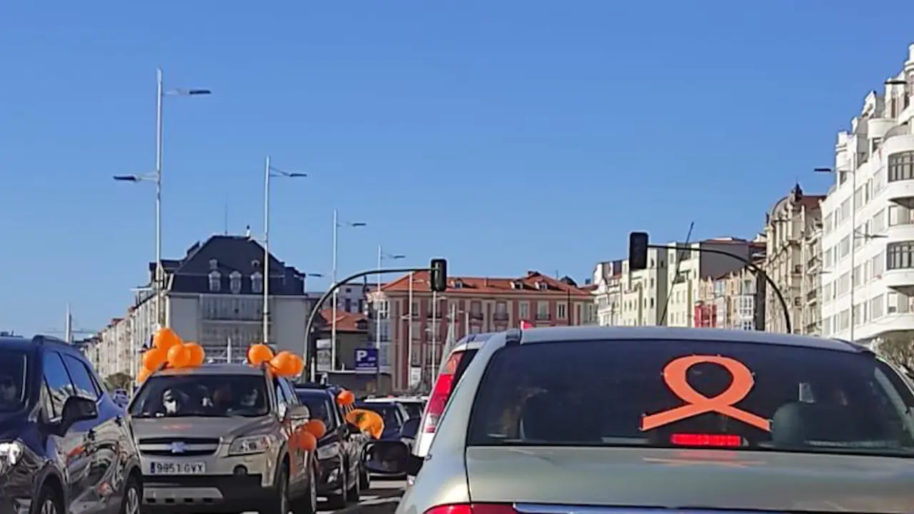 Caravana de coches ha recorrido Santander, haciendo sonar sus bocinas, para expresar su rechazo a la reforma educativa.