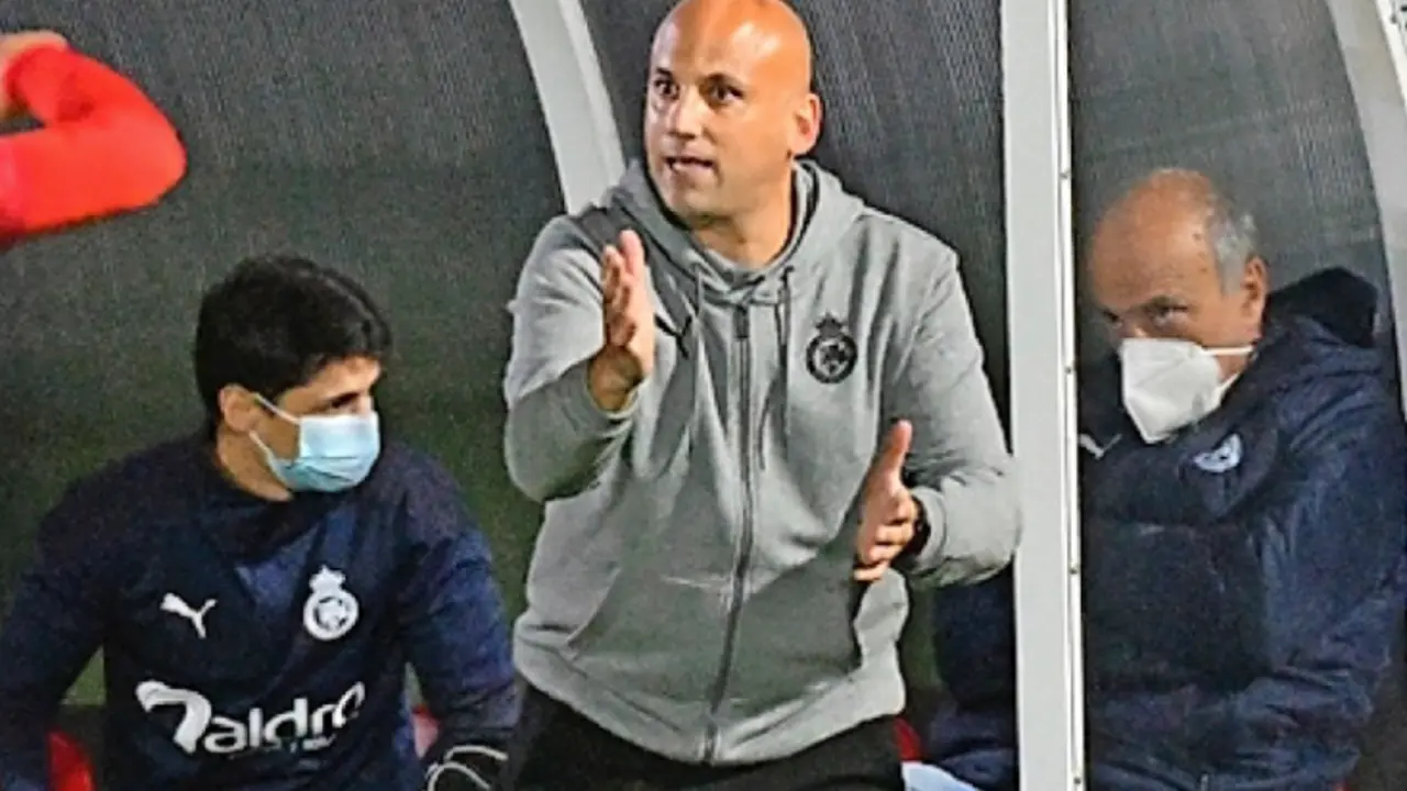 Rozada, ayer en el banquillo de San Lorenzo. / Hardy