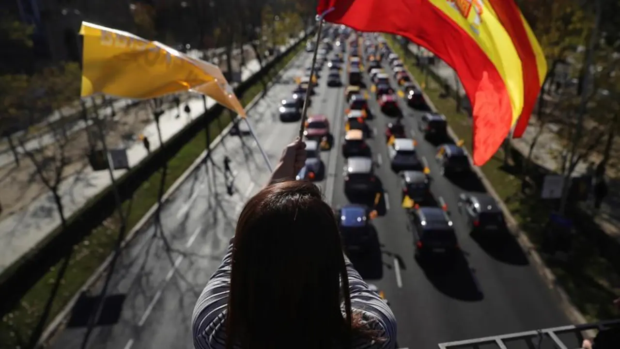 Vista general de la manifestaci&oacute;n con veh&iacute;culos que recorre el Paseo de la Castellana desde Cuzco a Cibeles en Madrid este domingo contra la Ley de Educaci&oacute;n (LOMLOE), denominada tambi&eacute;n 'Ley Cela&aacute;', aprobada esta semana en el Congreso. EFE/JuanJo Mart&iacute;n