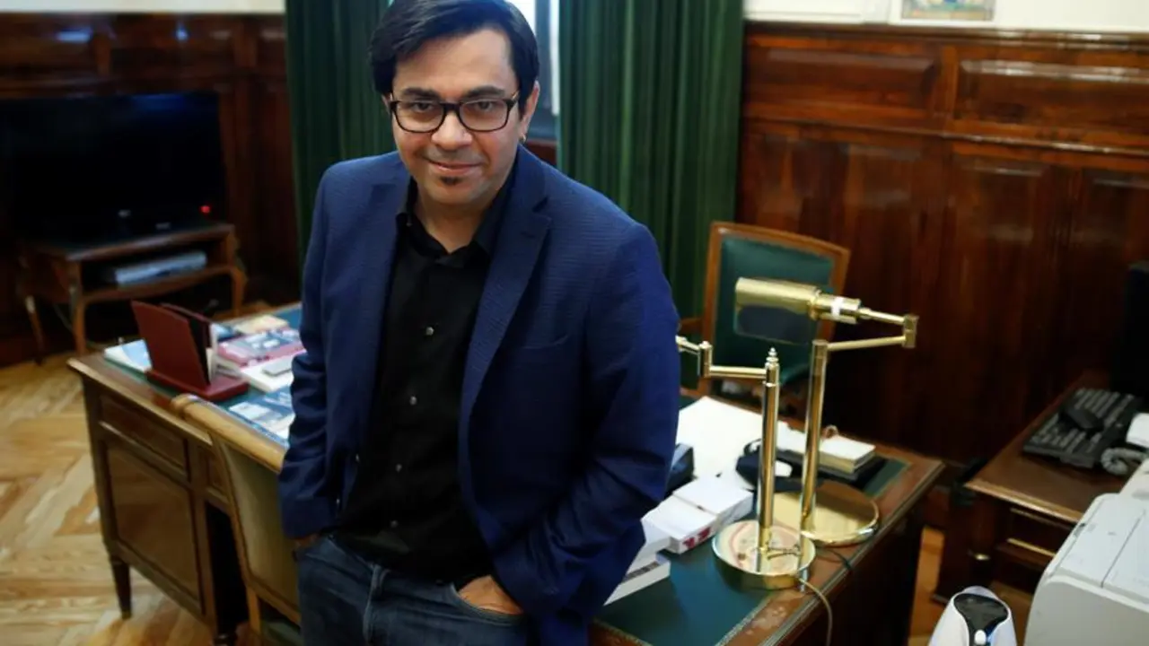 El secretario primero de la Mesa del Congreso y diputado de En Com&uacute; Podem, Gerardo Pisarello, durante una entrevista con Efe en la que opina que im&aacute;genes como la del beb&eacute; muerto en Canarias no solo son "inhumanas" sino que tambi&eacute;n demuestran un "incumplimiento flagrante" del deber de ayudar recogido en los tratados internacionales. EFE/Mariscal