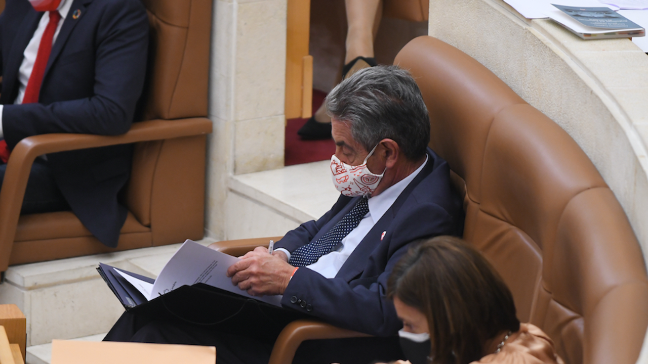 El presidente Miguel &Aacute;ngel Revilla durante una sesi&oacute;n parlamentaria. / ALERTA