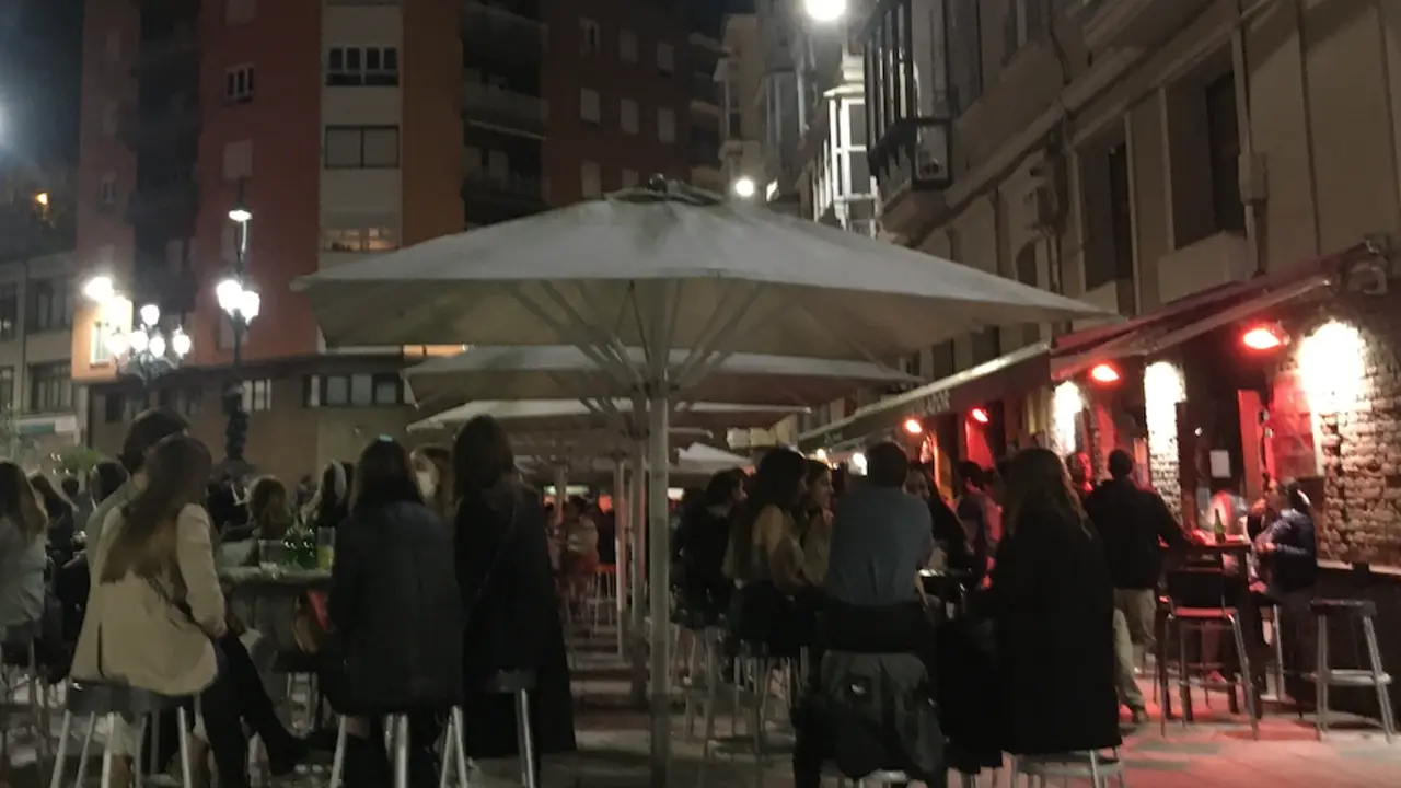 Vista de la gente en las terrazas de los bares de la plaza de Ca&ntilde;ad&iacute;o en Santander. / S. D&iacute;az
