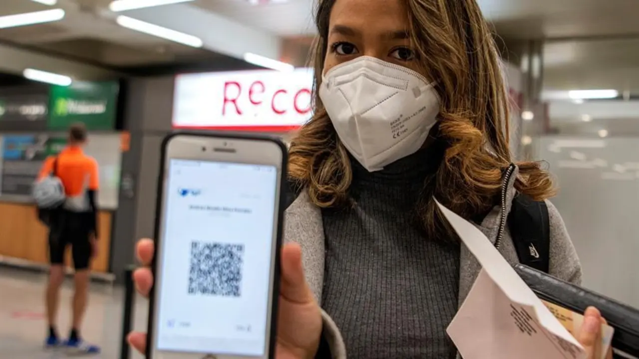 Una pasajera procedente de un vuelo de Colonia (Alemania) muestra el c&oacute;digo QR que contiene los resultados de su PCR, este lunes tras aterrizar en el Aeropuerto de Palma de Mallorca. EFE/CATI CLADERA