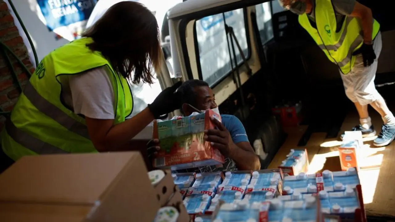 Voluntarios del Banco de Alimentos de Madrid ordenan cajas de alimentaci&oacute;n. EFE/David Fernandez/Archivo