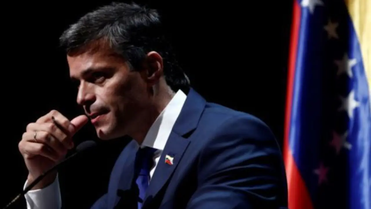 El l&iacute;der opositor venezolano Leopoldo L&oacute;pez comparece este martes ante los medios en Madrid, ciudad a la que lleg&oacute; el pasado domingo tras abandonar la embajada de Espa&ntilde;a en la que estuvo refugiado m&aacute;s de un a&ntilde;o y salir de su pa&iacute;s de manera "clandestina" a trav&eacute;s de la frontera de Colombia. EFE/Mariscal