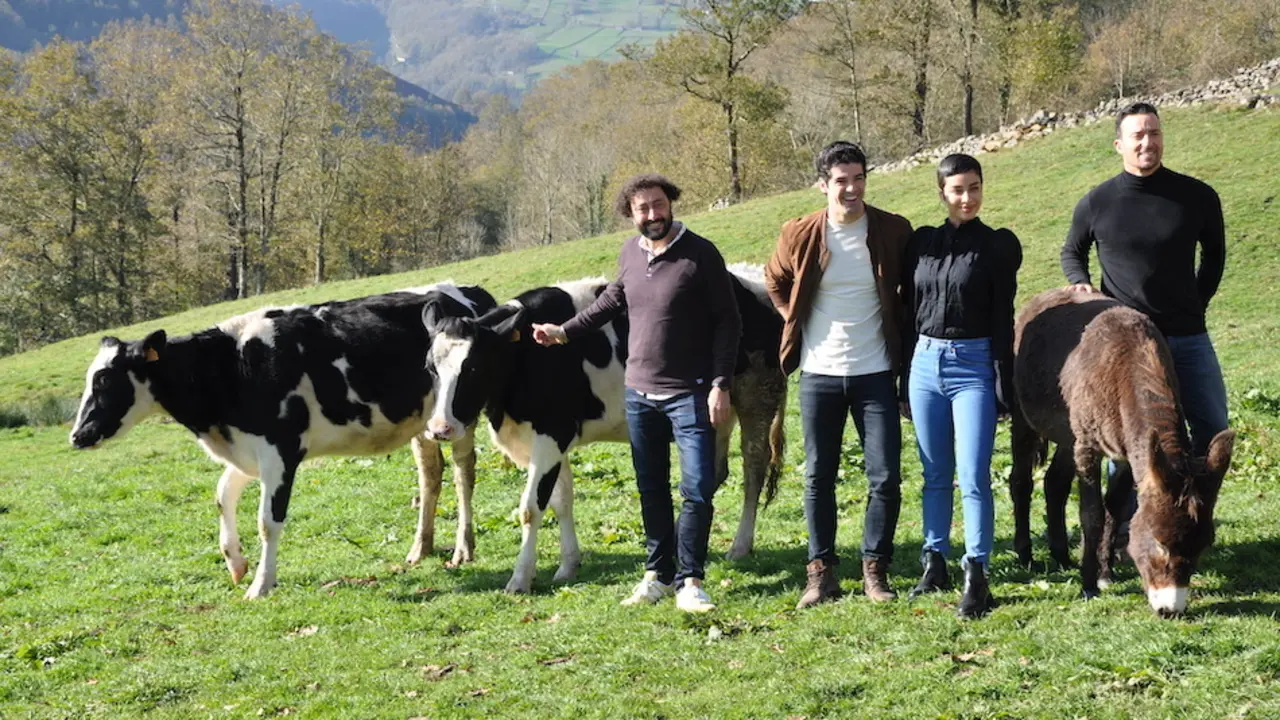 El director de &lsquo;Dos vacas y una burra&rsquo;, Jes&uacute;s del Cerro junto a los actores Miguel &Aacute;ngel Mu&ntilde;oz y Pablo Puyol y la actriz mexicana Esmeralda Pimentel ayer en Vega de Pas. / S.D.