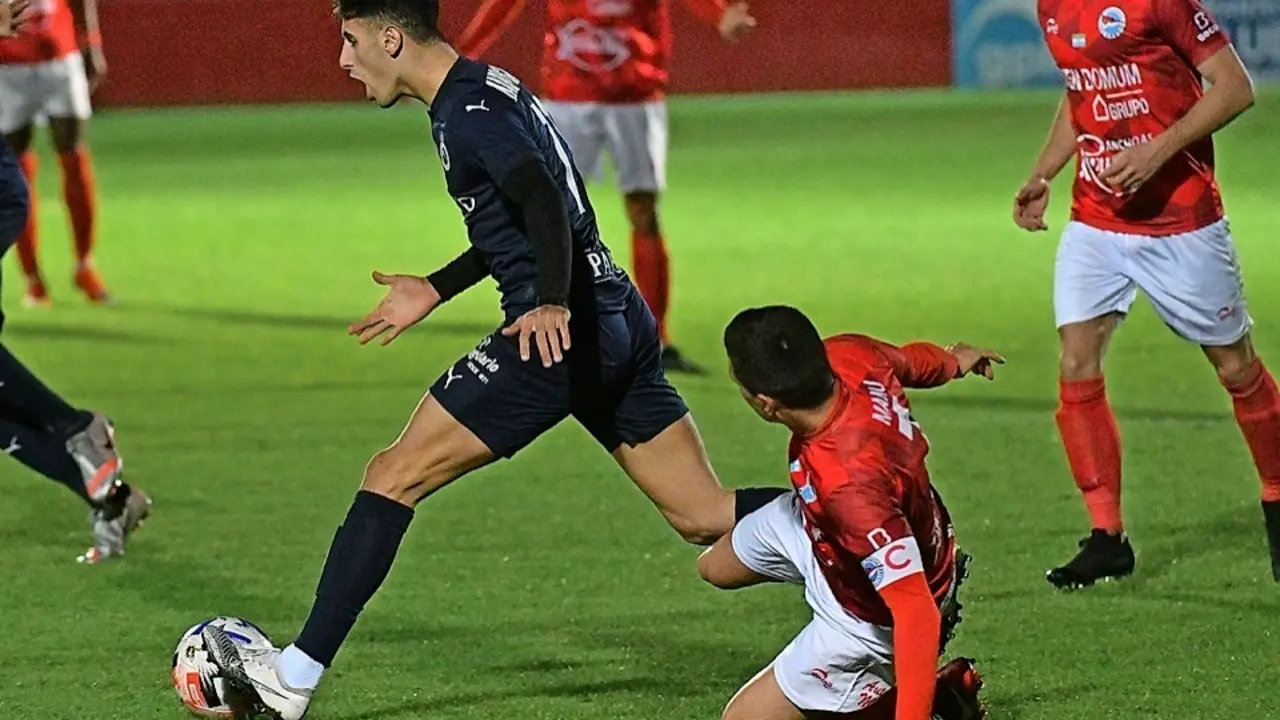 Marco Camus jug&oacute; los &uacute;ltimos minutos del partido de Laredo y conf&iacute;a en poder estar el s&aacute;bado para jugar contra el Barakaldo. / Hardy