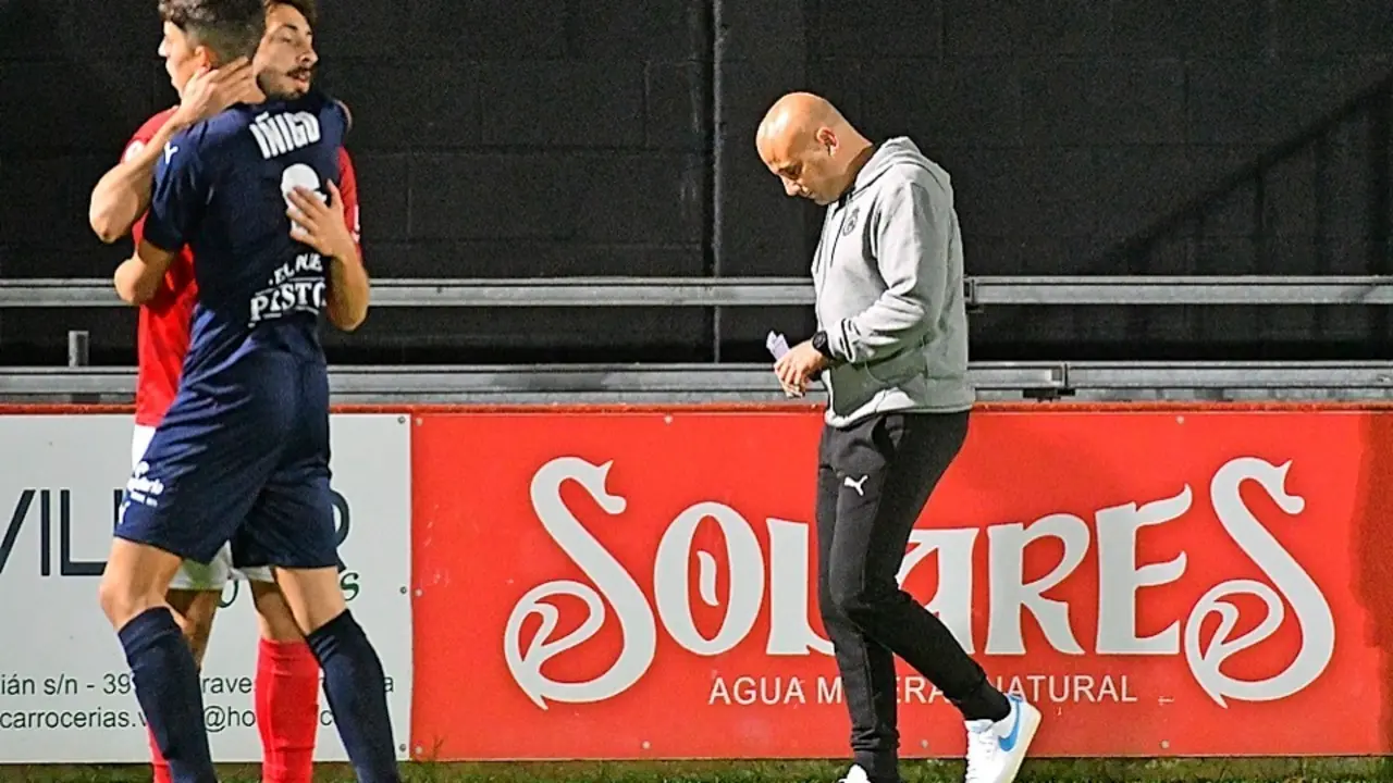 Javi Rozada se retira cabizbajo del c&eacute;sped de San Lorenzo. / Hardy