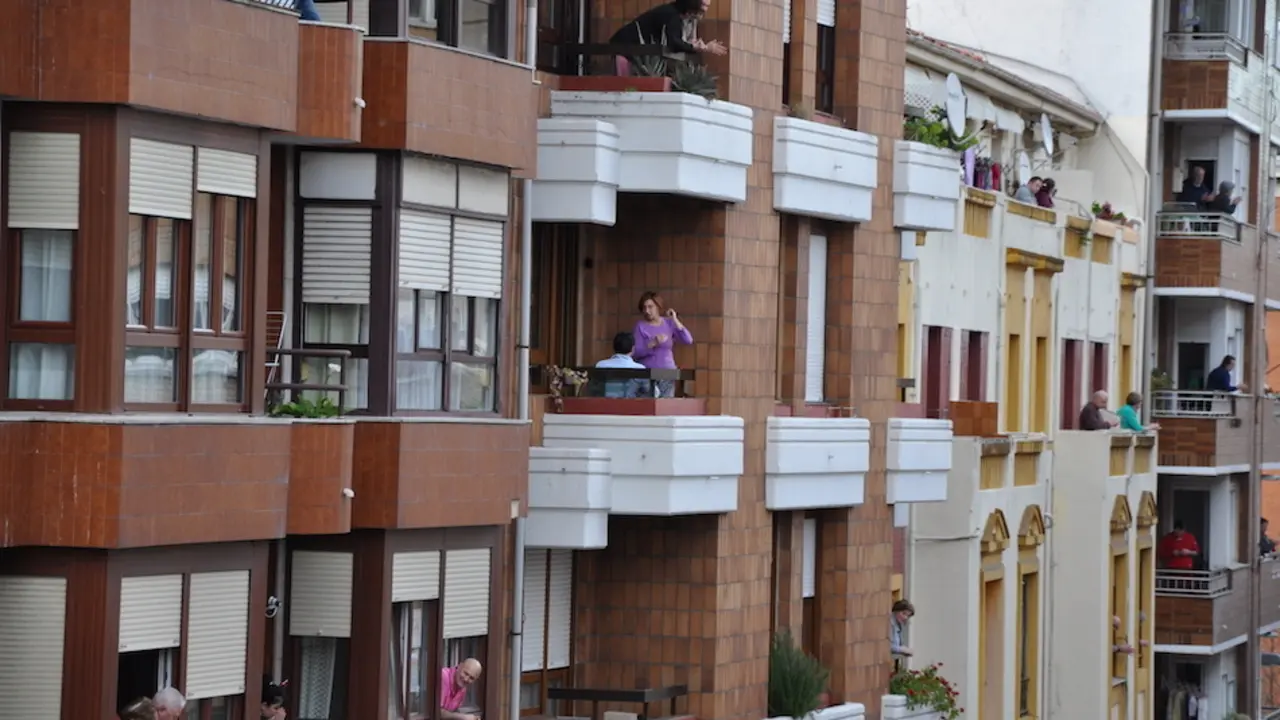 Varias personas en sus balcones en la calle Joaqu&iacute;n Cay&oacute;n durante la primera ola del coronavirus. / S.D.
