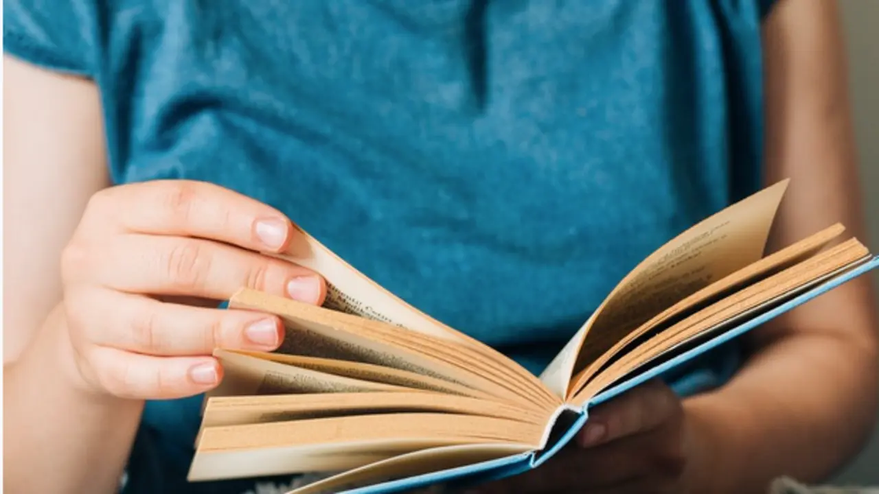 Una mujer lee un libro. / ALERTA