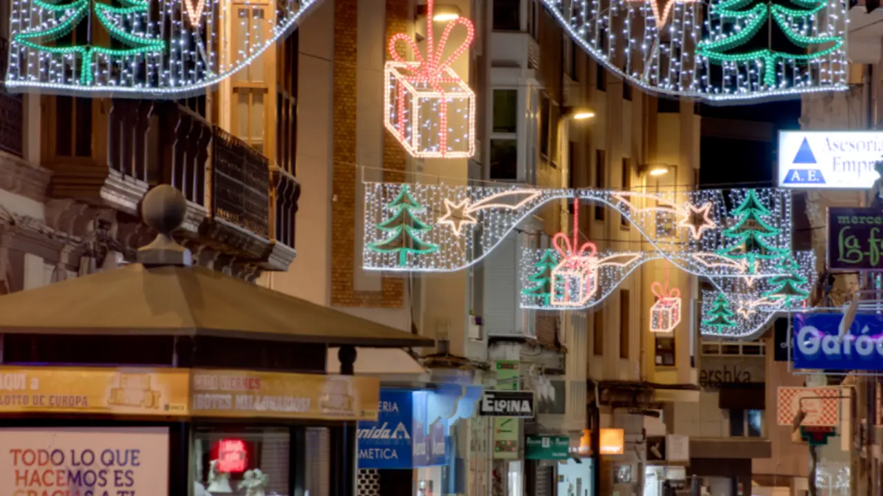 Calle de Torrelavega iluminada con los adornos navide&ntilde;os.