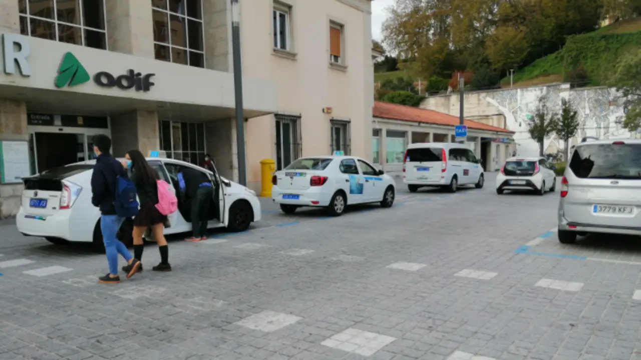 Parada de taxis en la estaci&oacute;n de tren en Santander. / ALERTA