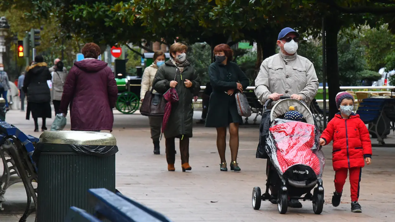Varias personas con mascarilla pasean por el centro de Santander. / HARDY