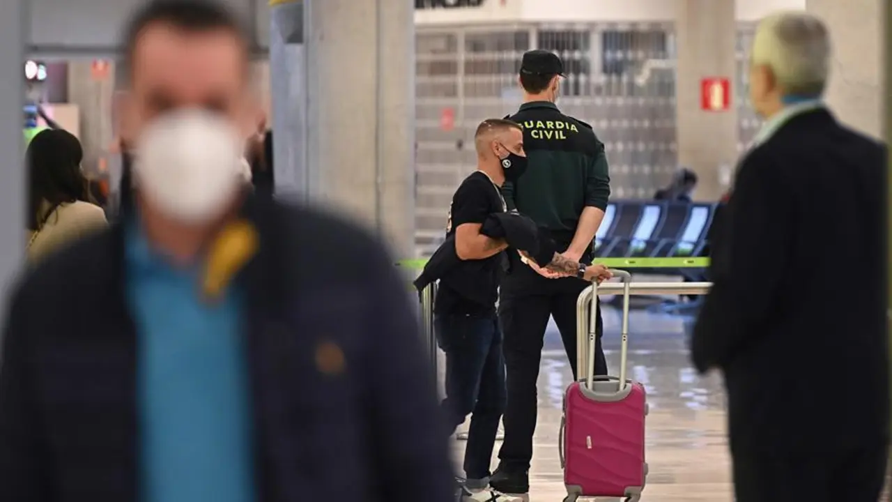 Un Guardia Civil monta guardia en el aeropuerto Adolfo Su&aacute;rez-Barajas en Madrid, este lunes. EFE/ Fernando Villar