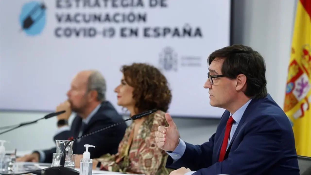 La ministra portavoz, Mar&iacute;a Jes&uacute;s Montero (c), el ministro de Sanidad, Salvador Illa (d), y el ministro de Justicia, Juan Carlos Campo, comparecen en la rueda de prensa posterior al Consejo de Ministros este martes en Madrid. EFE/ J.J. Guill&eacute;n