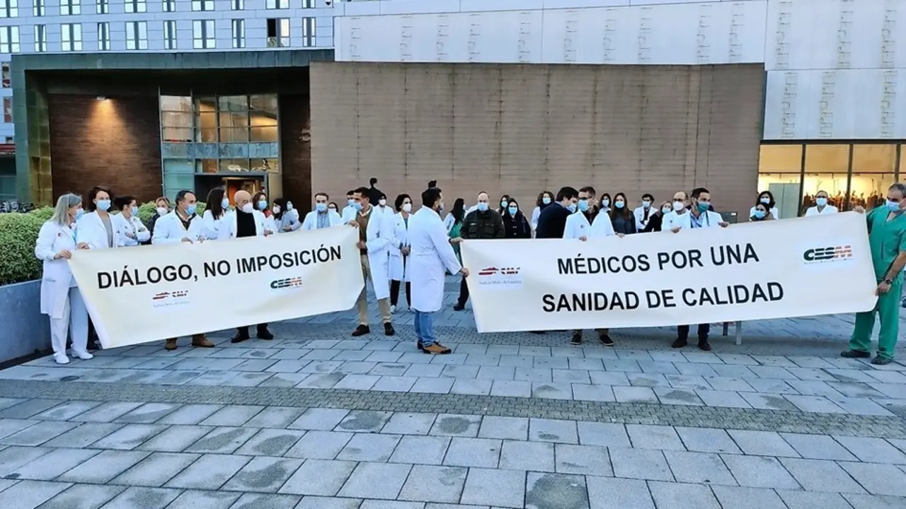Concentraci&oacute;n m&eacute;dica a las 
puertas de Valdecilla. / ALERTA