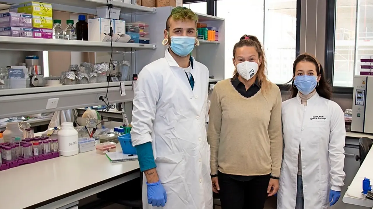 Ana Villar, junto a dos investigadores de su grupo. / ALERTA
