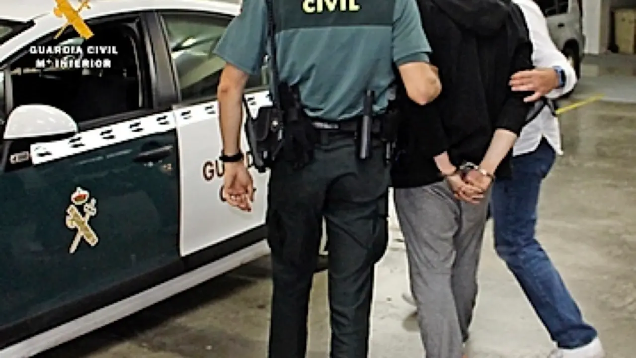 Los Guardias Civiles custodian al detenido del robo. / OPC