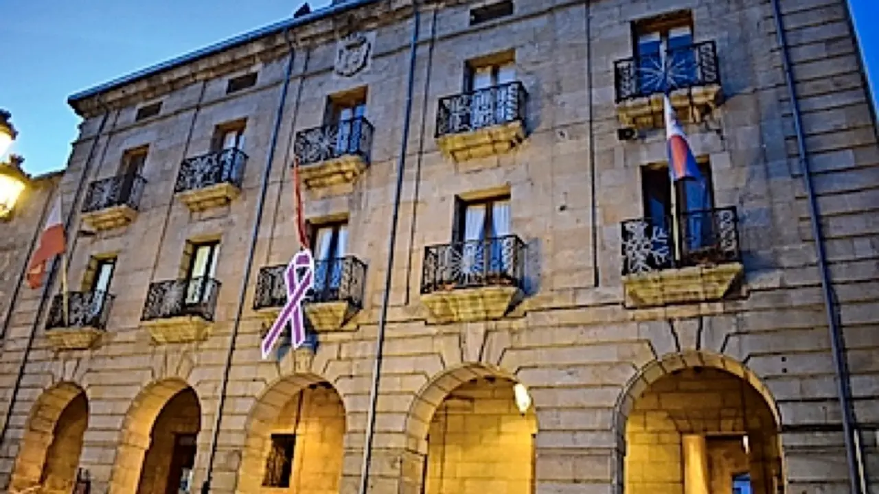 Fachada de Ayuntamiento de Reinosa. / ALERTA