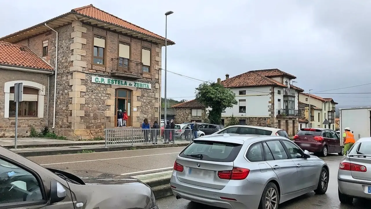 La CA-234 a su paso por el Colegio Estela de Zurita. / ALERTA