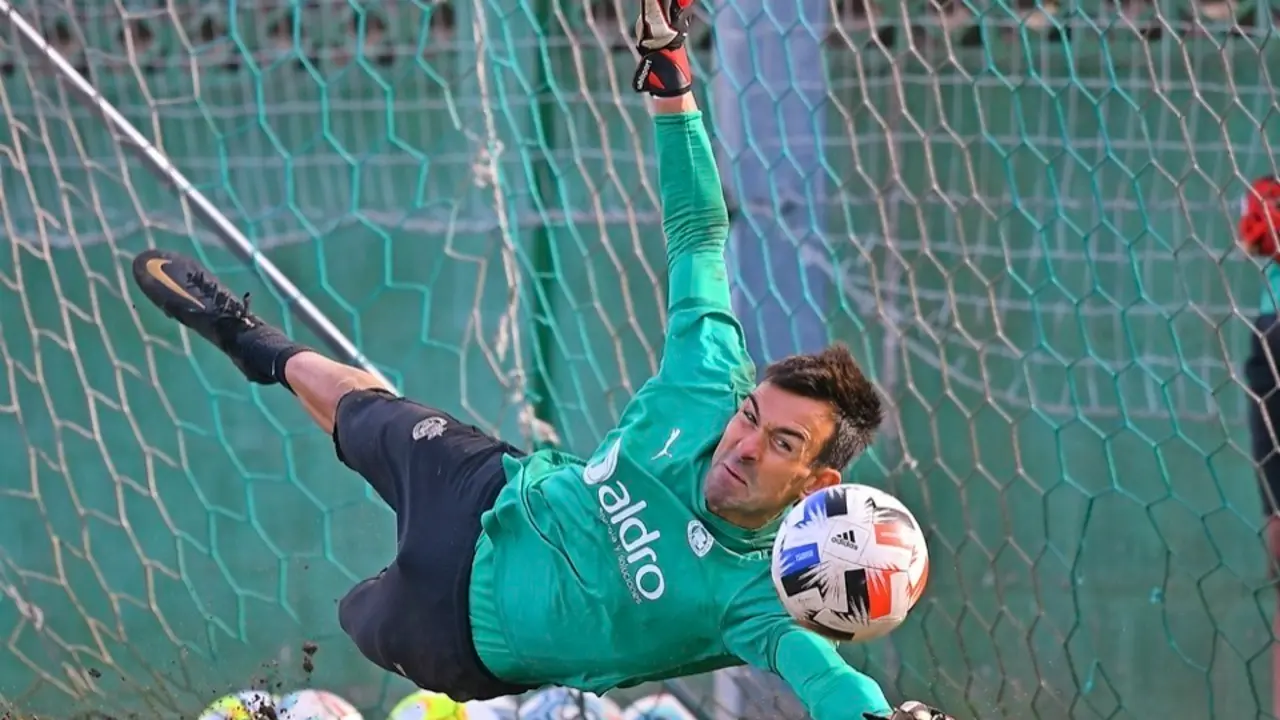 Parada de Iv&aacute;n Crespo durante el entrenamiento de ayer, el primero de la semana, en las instalaciones Nando Yosu. / Hardy