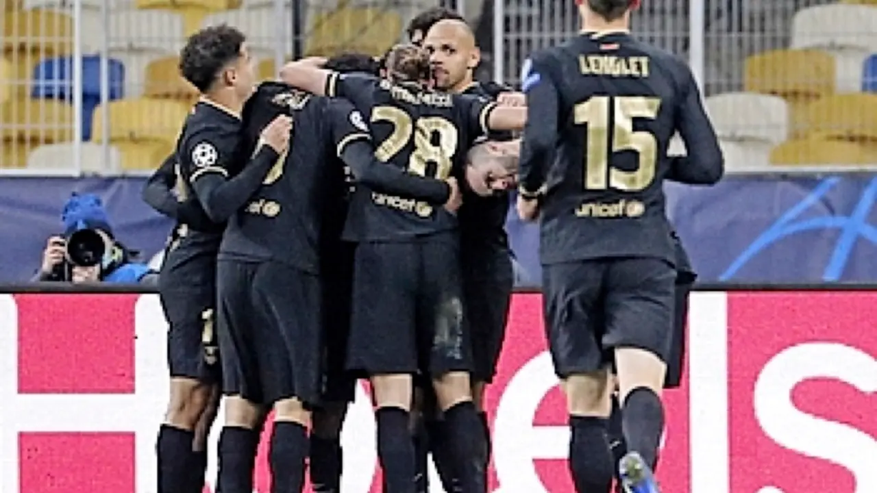 Los jugadores del Barcelona celebran el primer gol conseguido en Kiev. / EFE