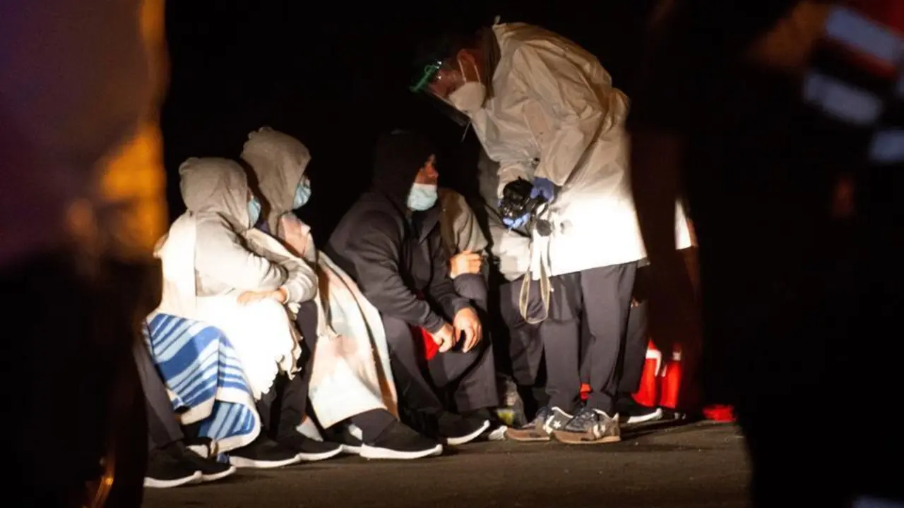 Cuatro hombres han fallecido esta noche en la costa de &Oacute;rzola, en el norte de Lanzarote, al volcar a escasos metros del puerto de esa localidad una patera con una treintena de inmigrantes de origen magreb&iacute; a bordo y han sido rescatados del agua 27 hombres. La patera se hundi&oacute; casi en el mismo muelle de &Oacute;rzola, tras chocar contra una escollera cuando enfilaba los &uacute;ltimos metros a tierra. En la imagen, los inmigrantes atendidos por los servicios de emergencias. EFE/ Javier Fuentes