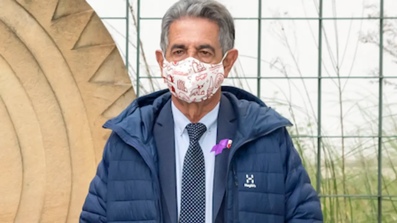 El presidente de Cantabria, Miguel &Aacute;ngel Revilla hoy durante el acto al minuto de silencio con motivo del 25N.