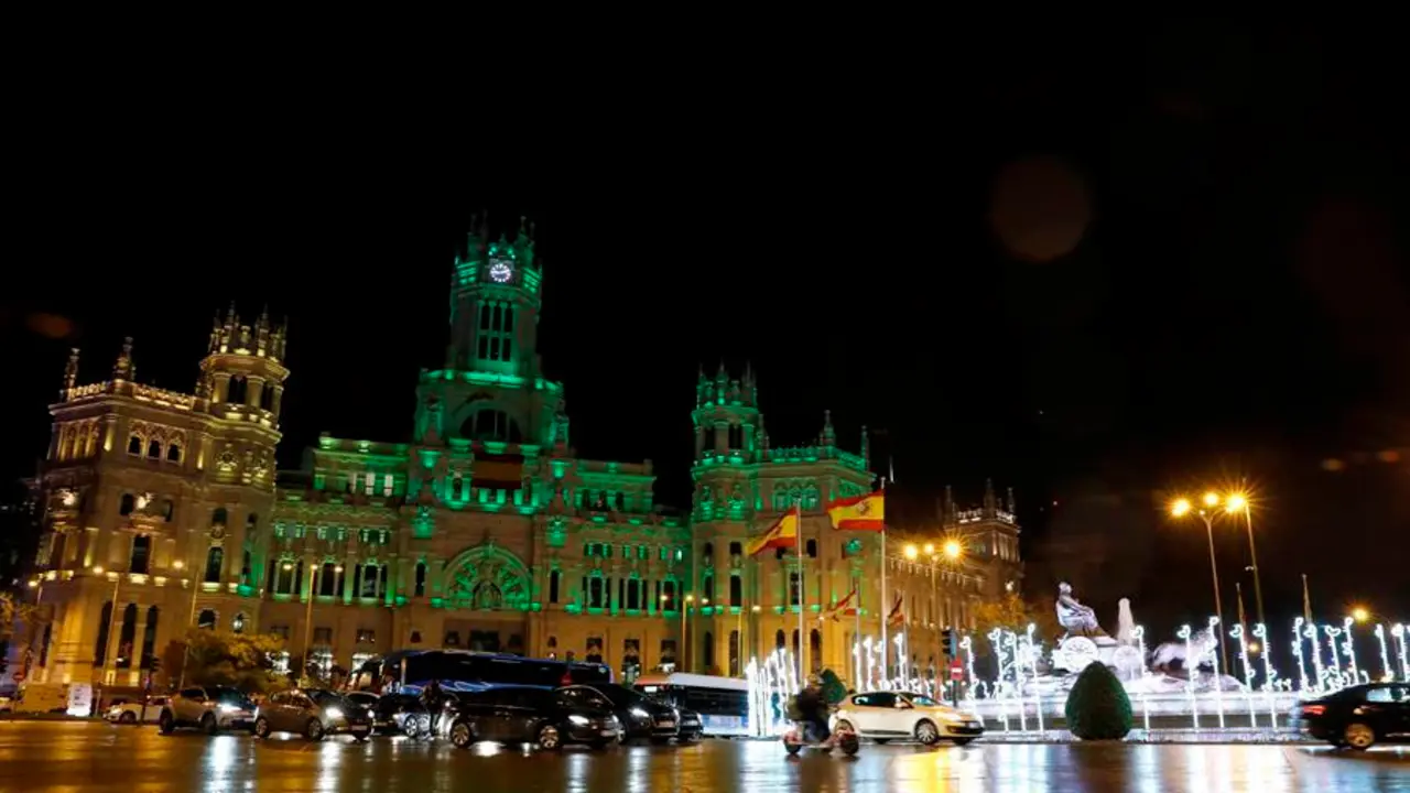 Vista del Palacio de Cibeles de Madrid, con una de las decoraciones luminosas de Navidad el a&ntilde;o pasado. EFE/ Ballesteros