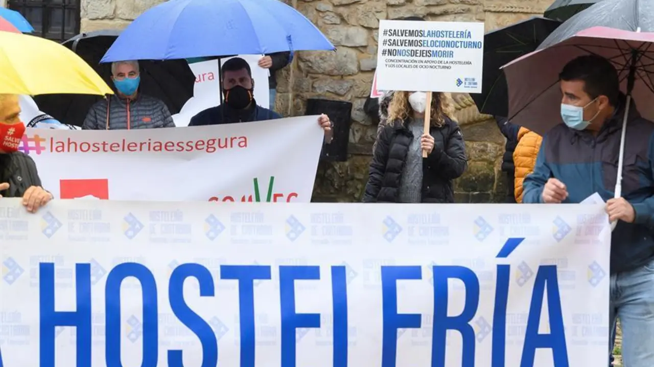 Los hosteleros c&aacute;ntabros se han movilizado este jueves para protestar en once municipios distintos, para cumplir las restricciones de movilidad entre ellos, pidiendo medidas que favorezcan su actividad y exigiendo que se les inyecte 30 millones de euros en ayudas que sean s&oacute;lo para ellos. En la imagen, momento de la concentraci&oacute;n en Santillana del Mar. EFE/Pedro Puente Hoyos