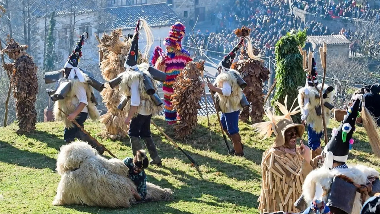Varios de los personajes de La Vijanera durante la celebraci&oacute;n de la primera mascarada del a&ntilde;o. / Pedro Puente Hoyos