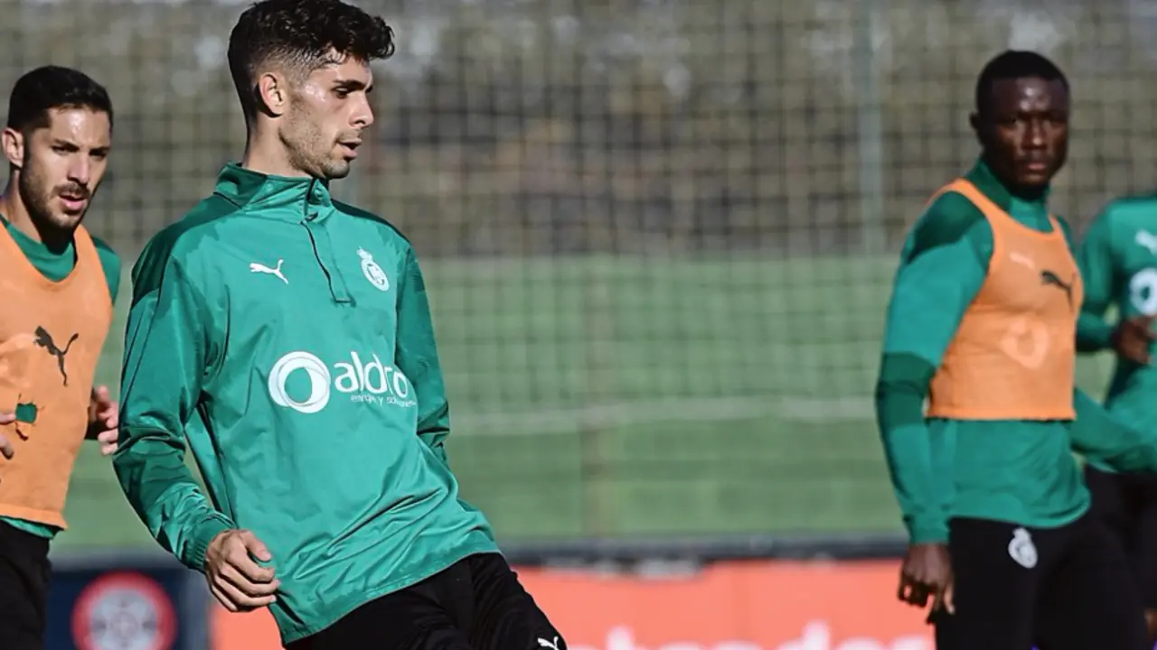&Oacute;scar Gil, durante el entrenamiento de ayer en las instalaciones Nando Yosu. / hardy