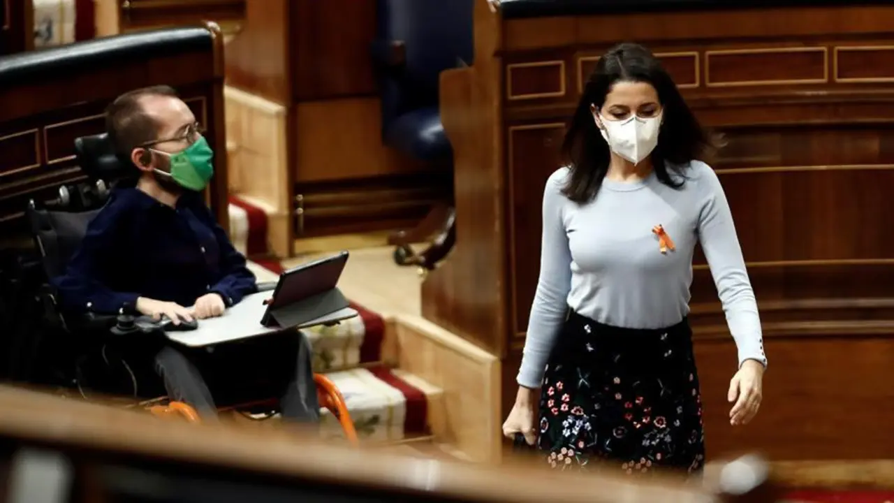 La l&iacute;der de Ciudadanos, In&eacute;s Arrimadas (d) en el Congreso que este jueves debate los puntos m&aacute;s pol&eacute;micos sobre la ley de educaci&oacute;n, como los relativos al castellano o a la educaci&oacute;n especial y los centros concertados, el &uacute;ltimo tr&aacute;mite de la reforma educativa del Gobierno antes de su paso por el Senado. EFE/ Mariscal