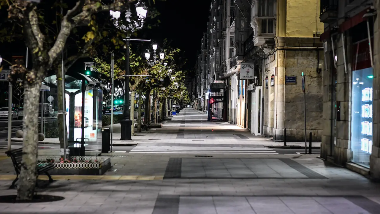 Paseo Pereda sin gente el pasado 27 de octubre ante el toque. / HARDY