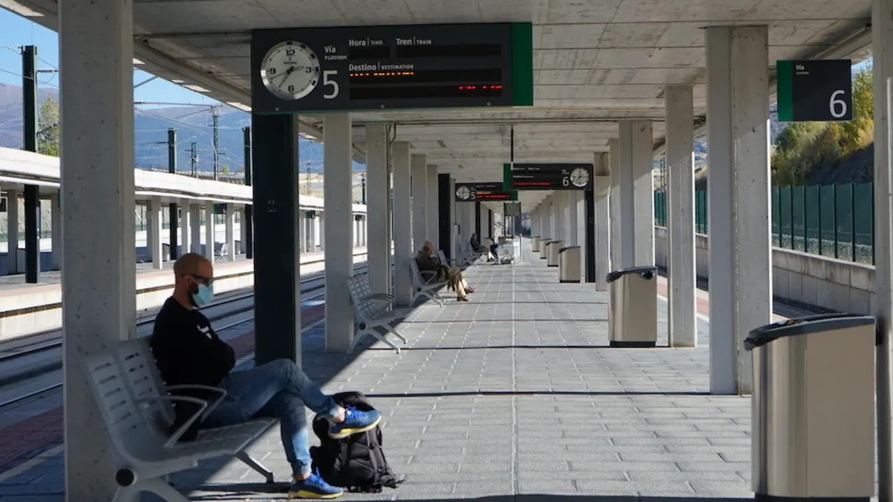 Un pasajero espera en la estaci&oacute;n de tren ADIF de Segovia, Castilla y Le&oacute;n, Espa&ntilde;a, a 30 de octubre de 2020. El Bolet&iacute;n Oficial de Castilla y Le&oacute;n (Bocyl) public&oacute; ayer el acuerdo por el que se regula el cierre perimetral de la comunidad castellanoleonesa desde las 14.00 horas de hoy viernes 30 de octubre hasta las 14.00 horas del 9 de noviembre.
30 OCTUBRE 2020;CONTROLES MOVILIDAD;PUENTE;CASTILLA Y LEON
Teresa Saez G&oacute;mez / Europa Press
30/10/2020