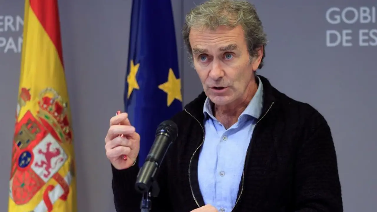 El director del Centro de Coordinaci&oacute;n de Alertas y Emergencias Sanitarias del Ministerio de Sanidad Fernando Sim&oacute;n, durante la rueda de prensa este jueves en el Ministerio de Sanidad.-EFE/Fernando Alvarado