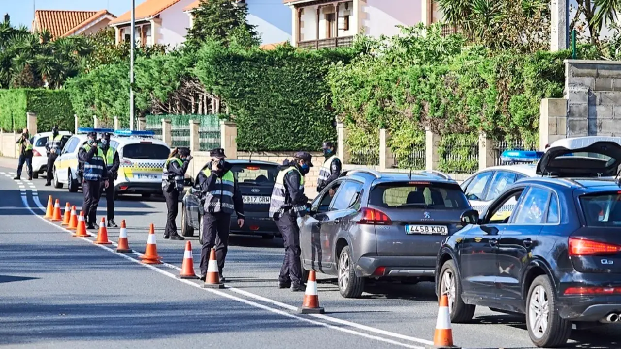 Vista de los agentes de la Polic&iacute;a realizando un control perimetral en Corb&aacute;n. / Hardy